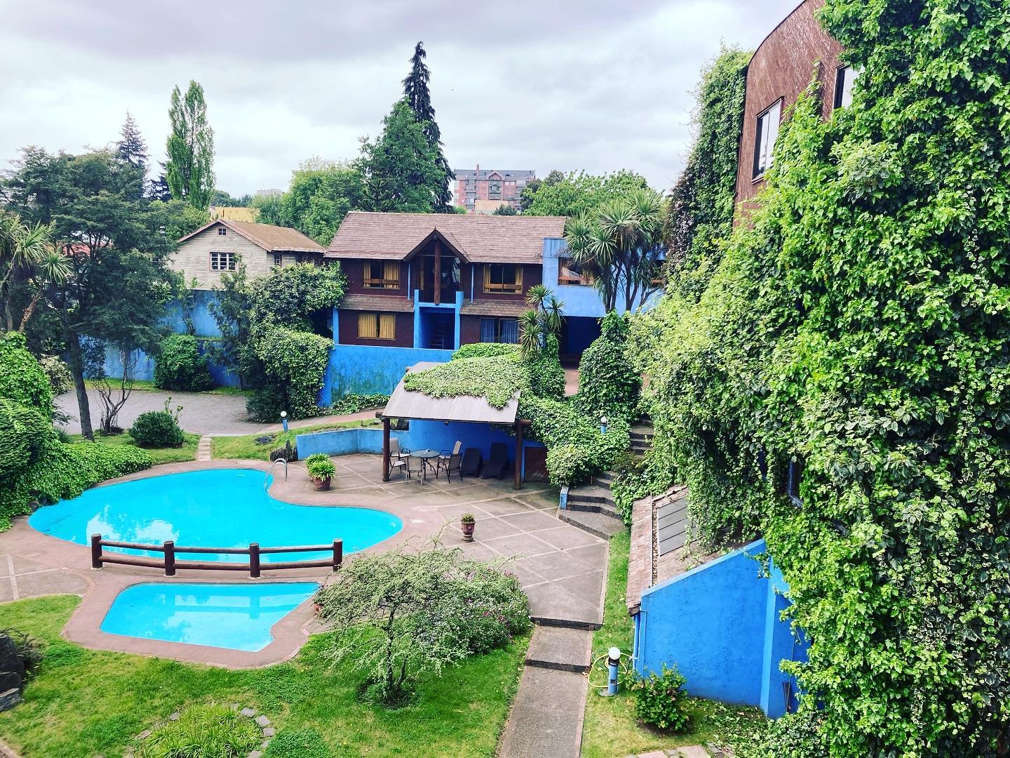 Vista aérea de la piscina y el jardín
