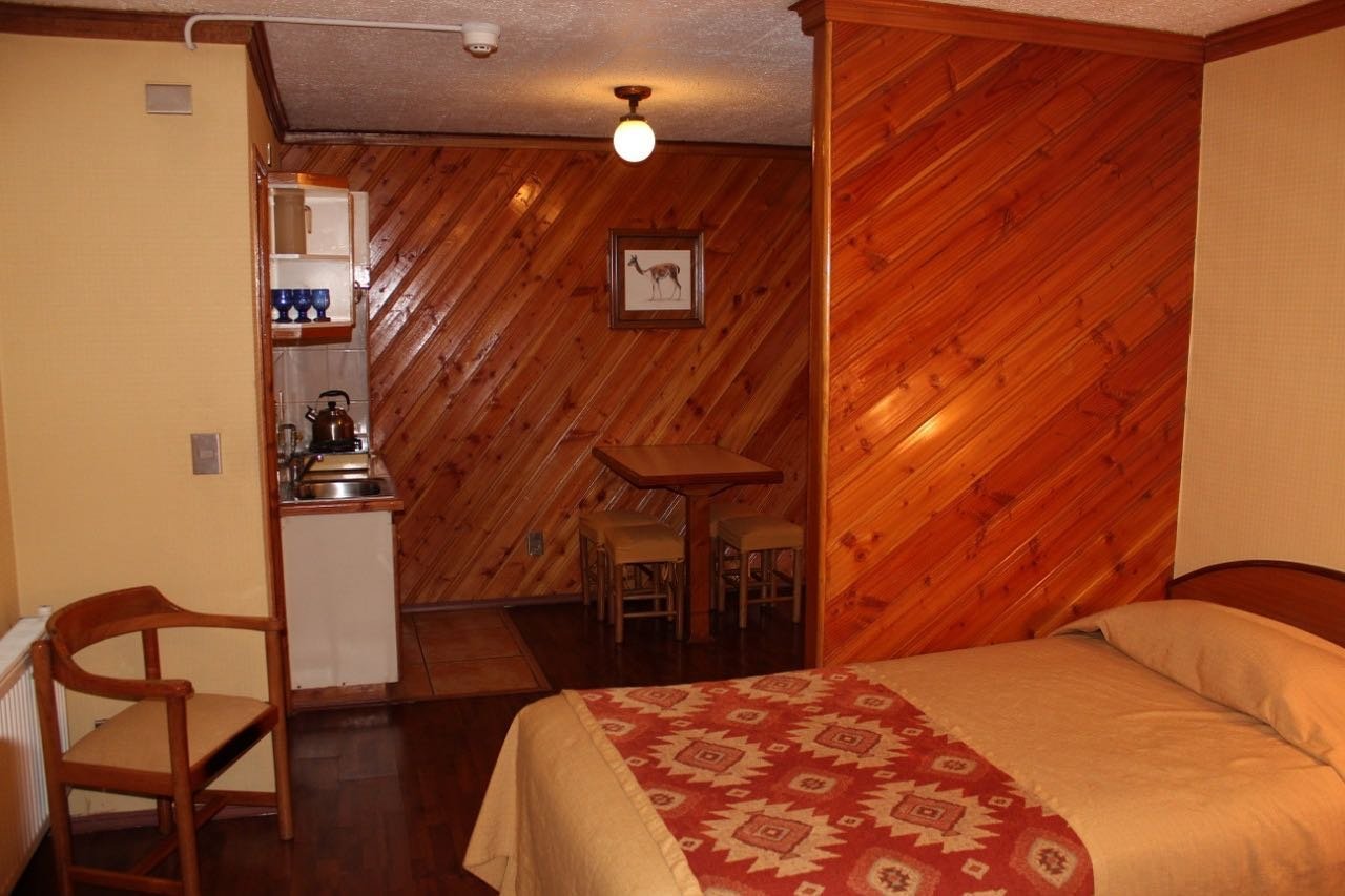 Departamento con kitchenette y revestimiento de madera