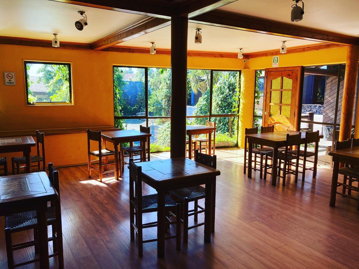 Desayunador con vista al jardín