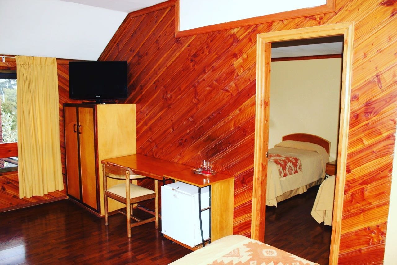 Habitación con altillo de madera