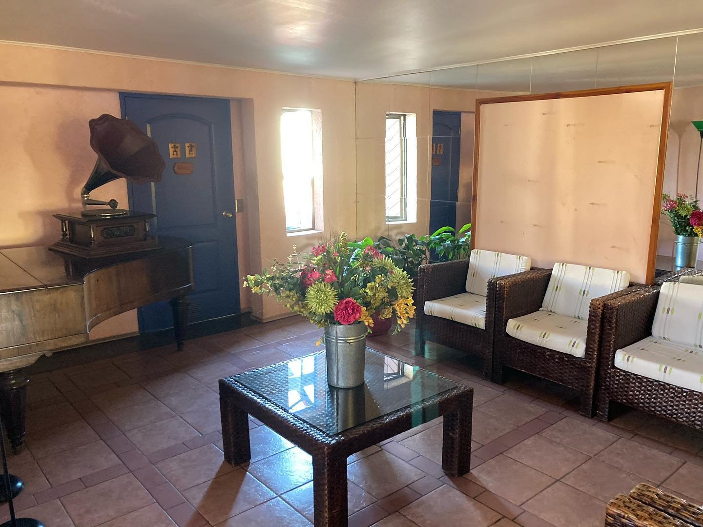 Salón del hotel con piano